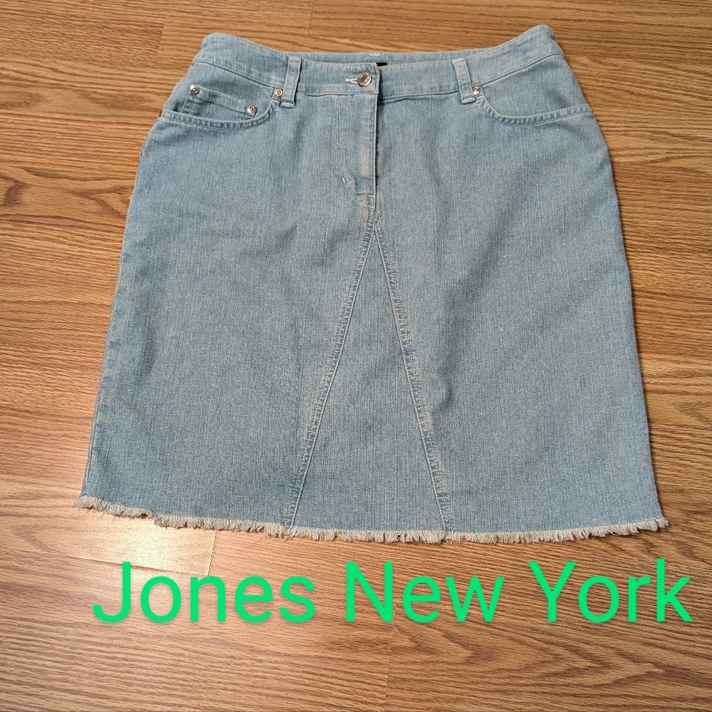 Jones New York Light Blue Denim A-Line Skirt. Stretch. Size 10. GUC Lightweight